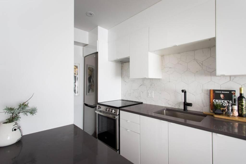 Wonderful Studio In Little Italy With Full Bath By Den Stays Montréal Eksteriør billede